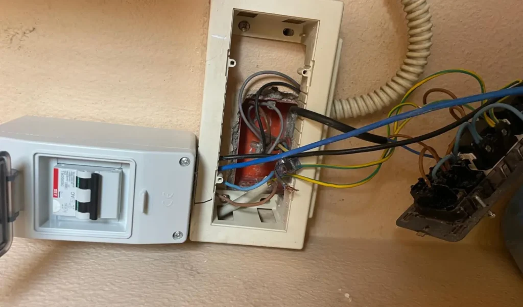 Pronto intervento elettrico urgente a Torre Angela (Roma)