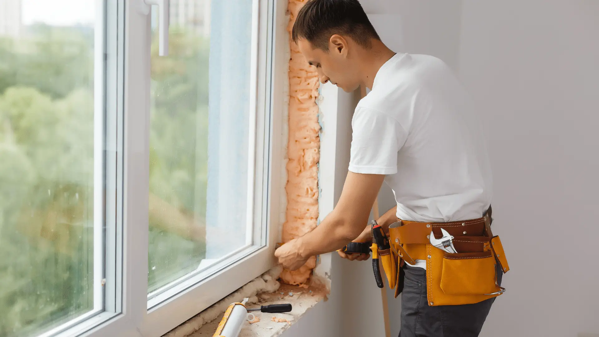 Un nostro tecnico fornisce assistenza dedicata durante la fase finale della posa di un infisso in PVC, assicurando un risultato perfetto e su misura.