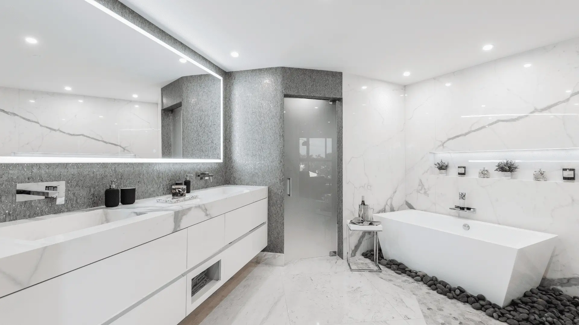 Bagno di lusso con rivestimenti in marmo e vasca freestanding, realizzati con materiali di alta qualità per una ristrutturazione garantita nel tempo.