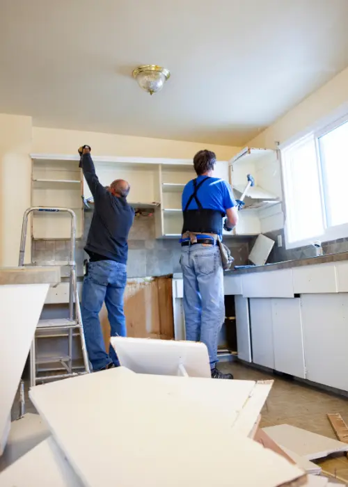 I nostri artigiani durante la fase di demolizione e smantellamento di una vecchia cucina, il primo passo per una ristrutturazione completa e su misura a Roma