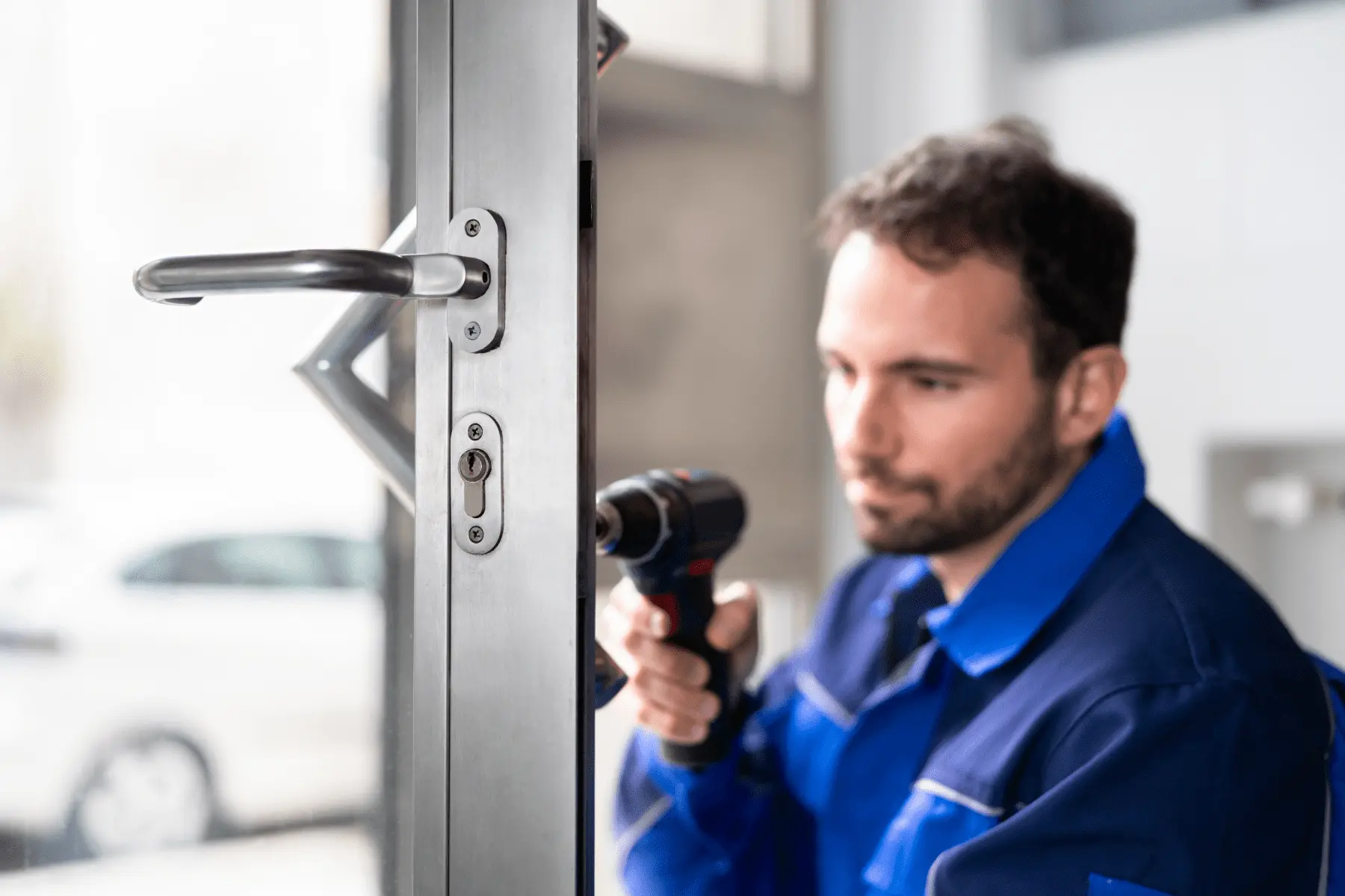 Un fabbro puntuale del nostro team durante un intervento di manutenzione e assistenza su una serratura a Roma.