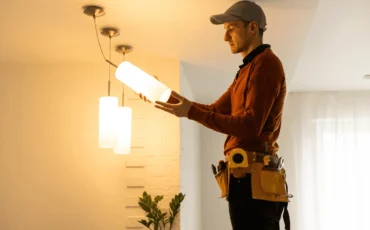 Tecnico specializzato nell'installazione di punti luce e di un nuovo impianto di illuminazione in un appartamento