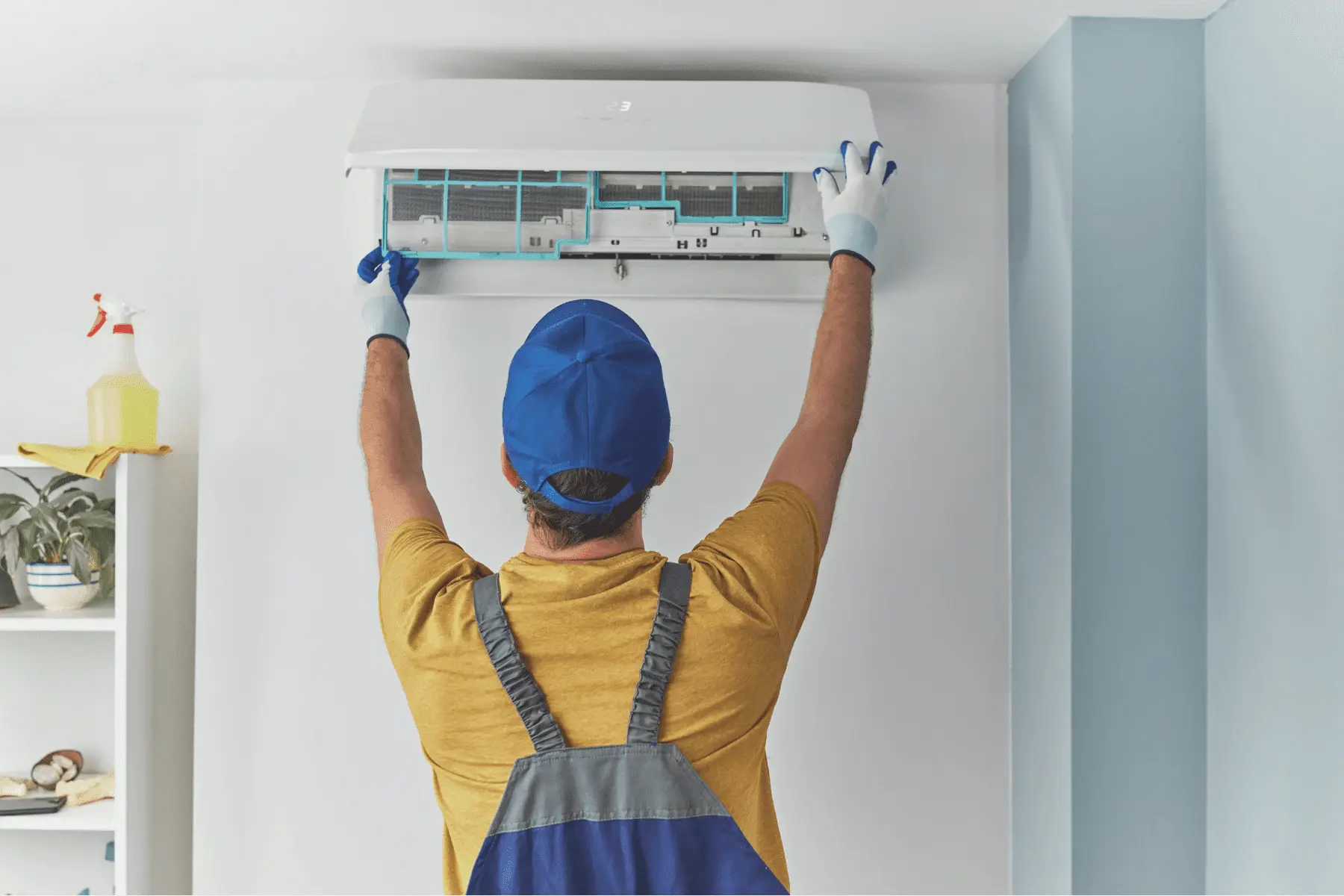 Tecnico che esegue un intervento rapido di manutenzione su un condizionatore, servizio disponibile in giornata a Roma.