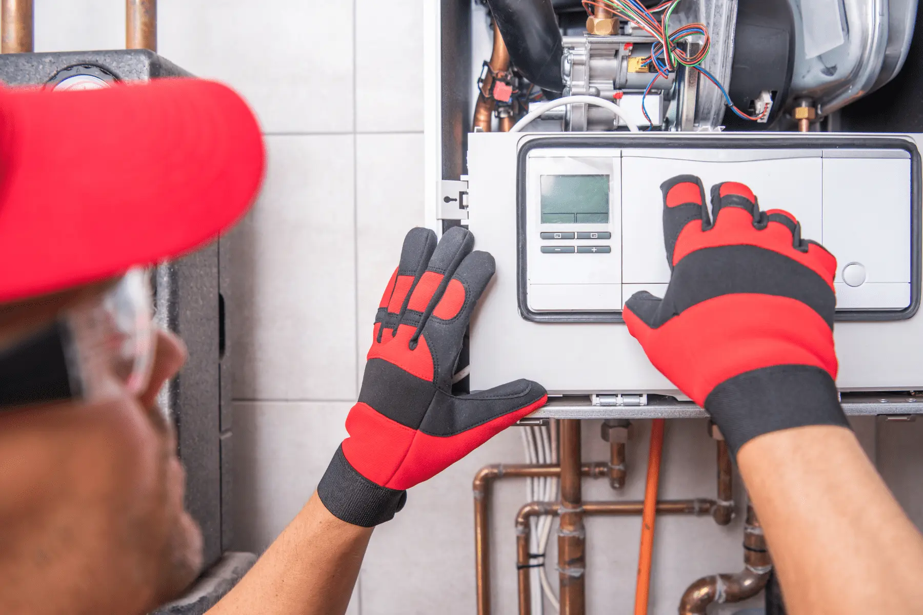 Tecnico che lavora in sicurezza su una caldaia, con componenti affidabili e garanzia inclusa