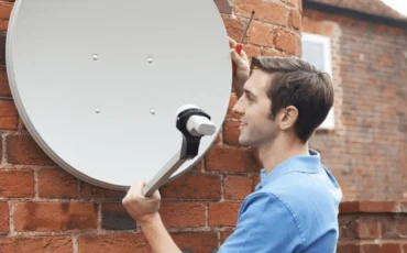 Tecnico specializzato nella manutenzione e riparazione di un impianto satellitare per privati e aziende.