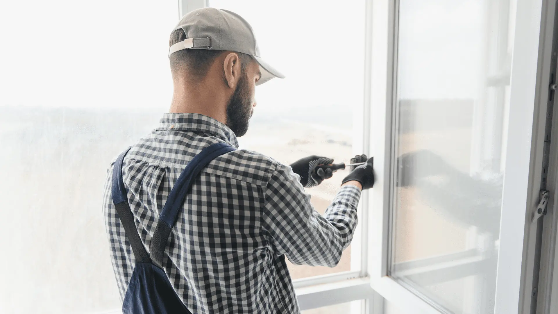 Tecnico che esegue il montaggio di una finestra in PVC, un lavoro preciso che rispecchia la trasparenza e l'accuratezza del nostro preventivo.