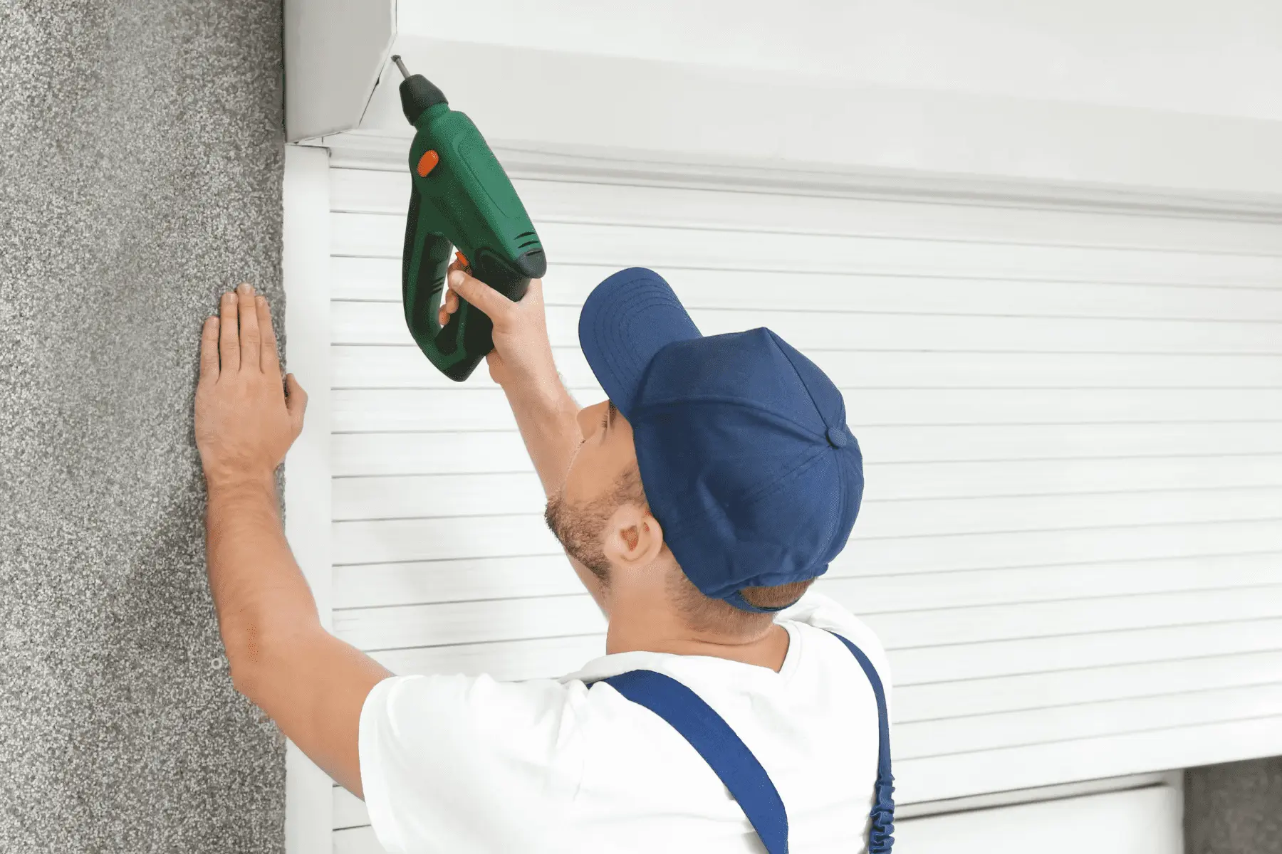 Un nostro tapparellista puntuale che completa il montaggio di una tapparella, garantendo una comunicazione semplice e un servizio professionale.