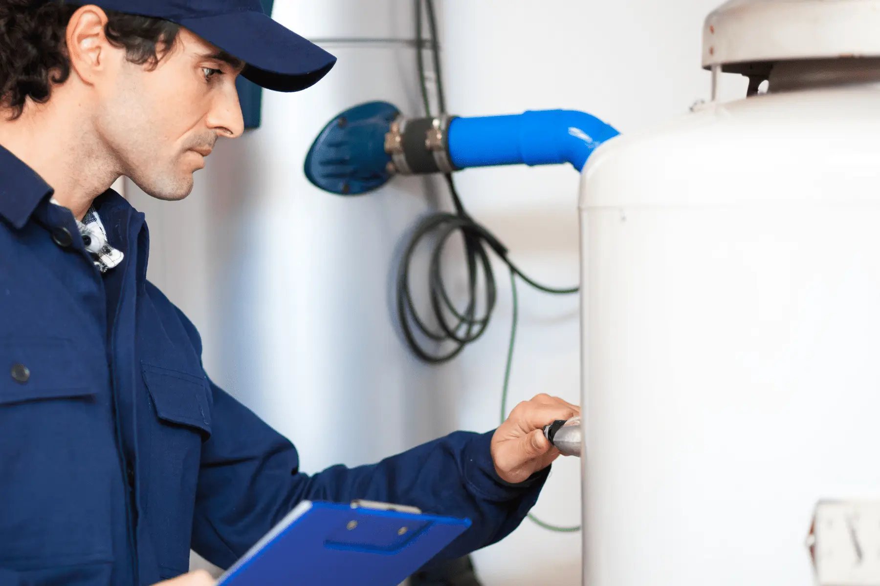 Tecnico specializzato che esegue un intervento rapido in giornata su una caldaia a Roma.