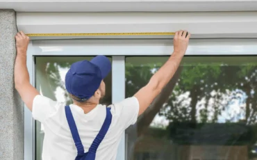 Tecnico che prende le misure per un'installazione di tapparelle su misura, alla base di un preventivo chiaro e senza sorprese