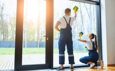 Team specializzato nel lavaggio di vetrate per un risultato cristallino, a simbolo della trasparenza dei nostri preventivi chiari e senza sorprese.