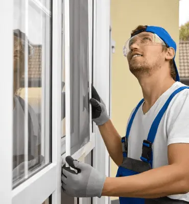 Un tecnico specializzato di Edil Alba Restauri durante la riparazione o la manutenzione di una tapparella, assicurando un funzionamento ottimale.