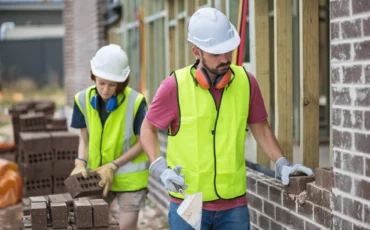 Squadra di muratori professionisti che lavora con materiali di qualità per garantire un risultato pulito e duraturo.