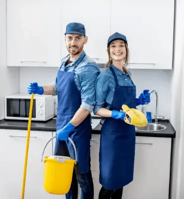 La nostra squadra di pulizie professionali, sorridente e attrezzata per la pulizia profonda e la sanificazione di case e appartamenti a Roma.