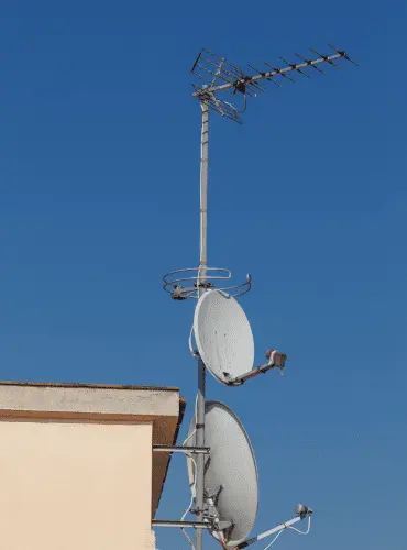 Tecnici esperti di Edilalba Restauri specializzati nell'installazione, riparazione e manutenzione di antenne TV e impianti satellitari.