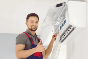 Un nostro tecnico soddisfatto mostra un filtro del condizionatore pulito, a garanzia di un lavoro preciso e di un impianto efficiente.