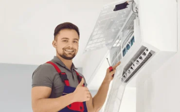 Un nostro tecnico soddisfatto mostra un filtro del condizionatore pulito, a garanzia di un lavoro preciso e di un impianto efficiente.