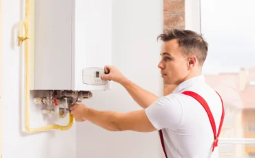 Tecnico che lavora in sicurezza su una caldaia, con componenti affidabili e garanzia inclusa