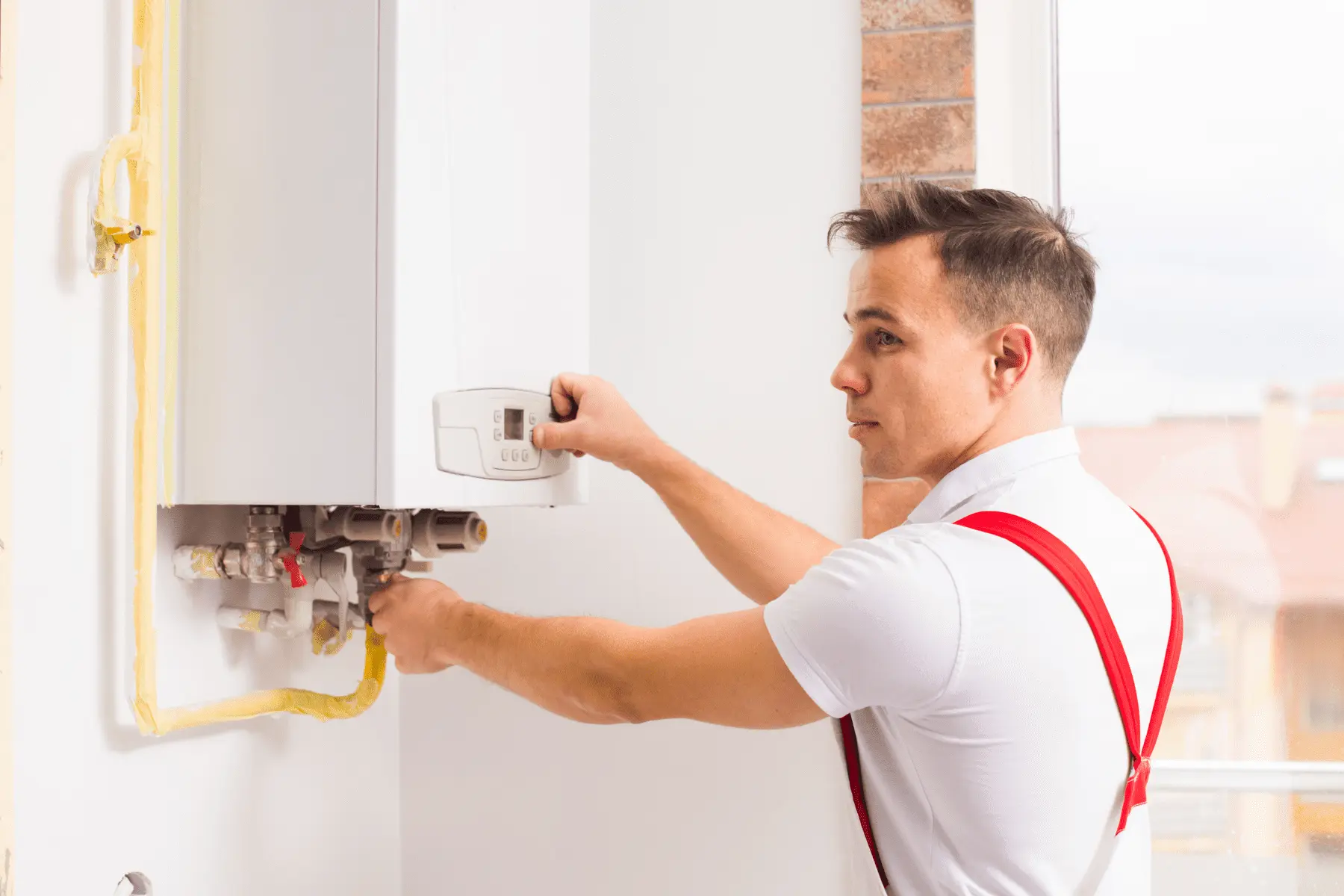 Tecnico che lavora in sicurezza su una caldaia, con componenti affidabili e garanzia inclusa