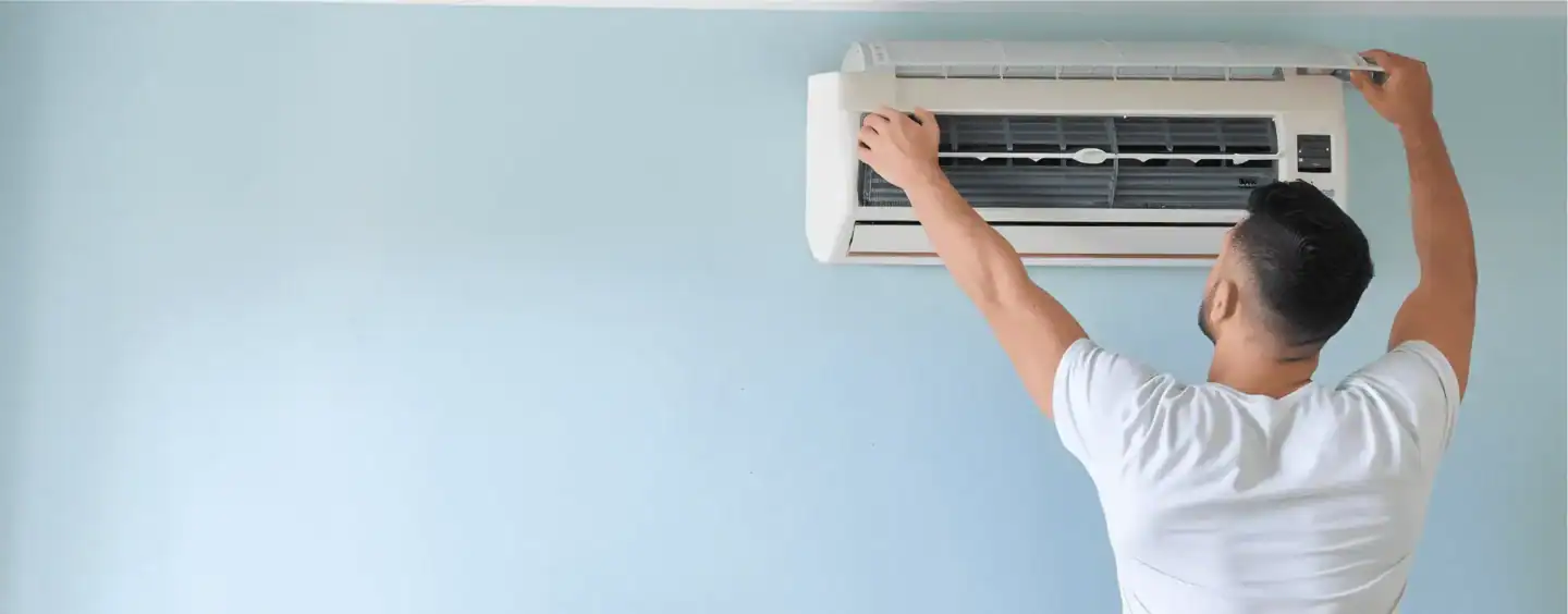 servizio disponibile in giornata a Roma.|Tecnico che esegue la pulizia di un'unità interna